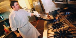 Breaking the Credibility Stigma of Non-restaurant Chefs